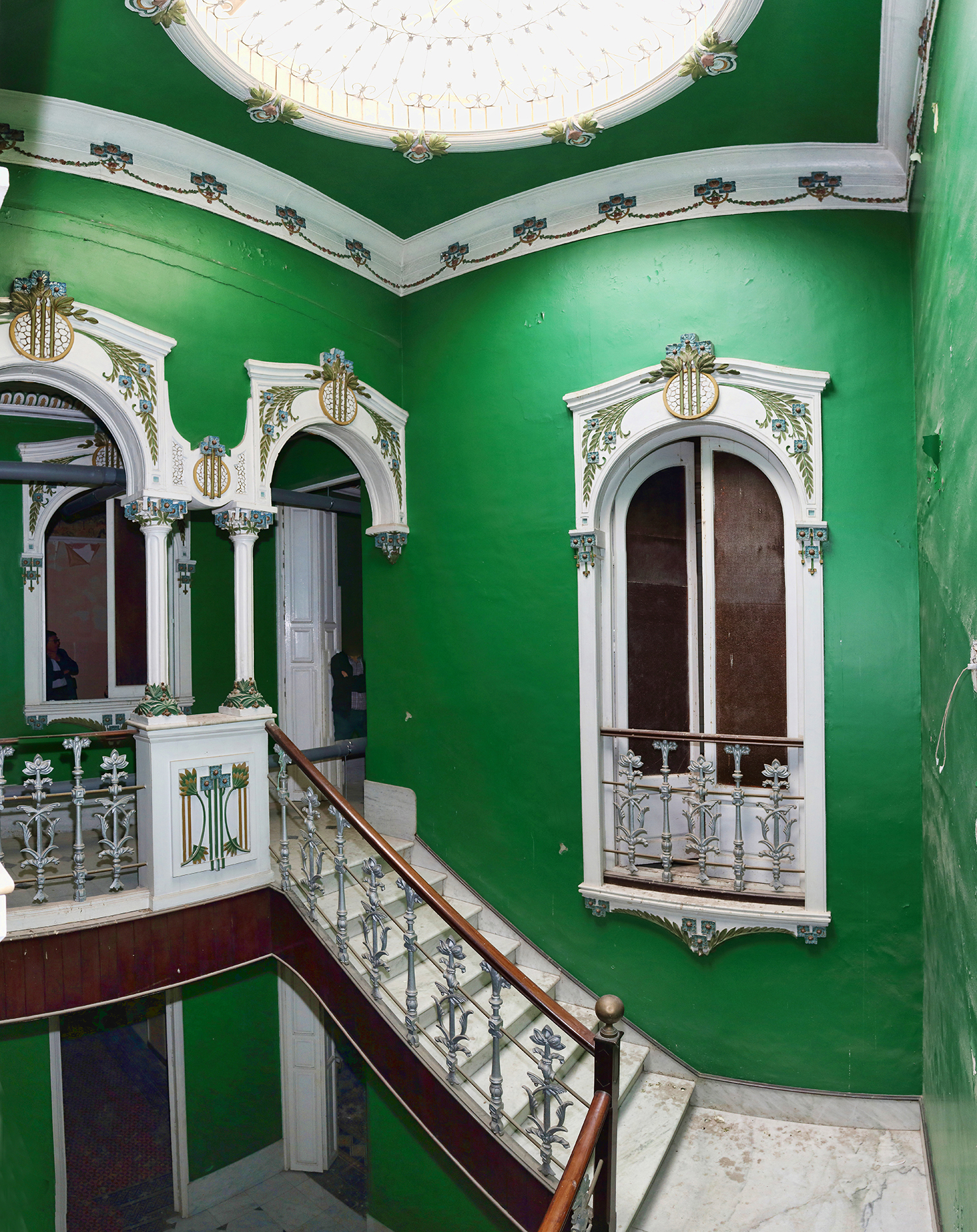 Elegante patio de luces con pinturas en estuco en la vivienda de la calle Gerona, 30 (Almería)